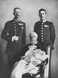 Vier generaties uit het Huis Bernadotte. Staand van links naar rechts: de latere koning Gustaaf V en koning Gustaaf VI Adolf. Zittend koning Oscar II en in zijn handen prins Gustaaf Adolf.