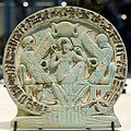 Talisman des Osorkon (Dritte Zwischenzeit) mit Nefertem, der aus dem Lotos emporsteigt (Louvre, E10943)