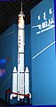 Maquette d'une fusée chinoise Longue Marche CZ-2F dotée de propulseurs d'appoint.