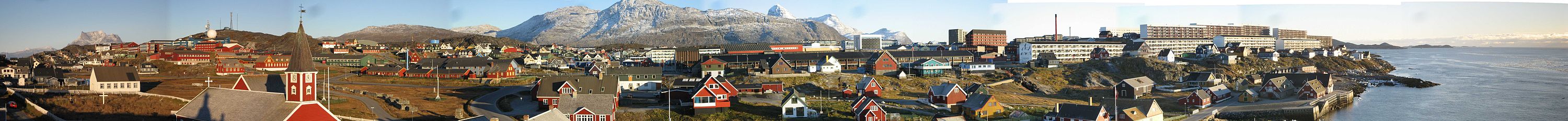 Vista panorámica de Nuuk desde preto da estatua de Hans Egede.