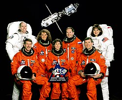 Devant: Kent Rominger, Ellen Ochoa, Rick Husband; Derrière: Daniel Barry, Julie Payette, Waleri Tokarev et Tamara Jernigan