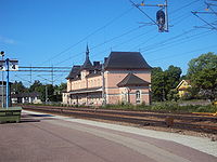 Båda sidor på stationsbyggnaden i Storvik.