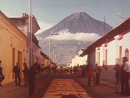 De vulkaan Agua gezien vanuit de nabijgelegen stad Antigua Guatemala