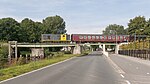 Loc 2454 op bezoek bij de STAR met passagierstrein Veendam – Stadskanaal op het viaduct over de N385; 17 september 2017.