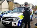 Policía británico en 2008, aínda que a policía británica segue a levar o casco cando patrulla a pé, o uso de vehículos imposibilita o seu uso, substituíndose por un chapeu.
