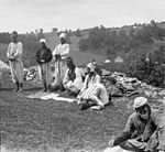 Bosniska muslimer ber på en äng, 1906
