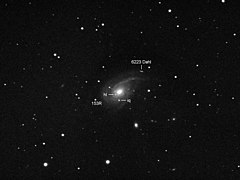 Deux supernovas (SN 2003iq, notée « iq », et SN 2003hl, notée « hl ») dans la galaxie NGC 772, avec l'astéroïde (6223) Dahl.
