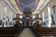 Vue intérieure de la nef vers la tribune de l'orgue.