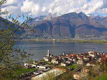 Lago Maggiore mit Sassariente und Pizzo di Vogorno (schon in den Wolken)