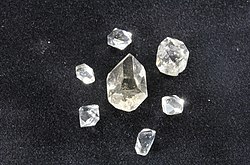 Різновиди кварцових кристалів, знайдені в Українських Карпатах, тип «мармароський діамант»