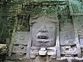 Detalj av høyresiden av en mur, vendt mot tempelet, av Masketempelet ved Lamanai