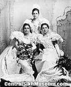 Photograph of three daughters (Sophia, Bamba, and Catherine) of Maharaja Duleep Singh and Bamba Müller in May 1895.jpg