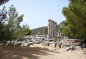 Templul Atenei, ridicat la ordinal lui Alexandru cel Mare la poalele muntelui Mycale. Cele cinci coloane au fost ridicate din ruine în 1965 – 1966 sunt cu aproximativ 3 m mai scurte decât înălțimea coloanelor originale