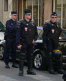 Algunhas unidades da Policía Nacional francesa, como a CRS lembran máis nos seus uniformes ao exército.