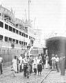 Um dos últimos grandes desembarques de imigrantes japoneses no Porto de Santos (ano 1937 ou 1938)