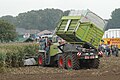 Ensileuse avec trémie de stockage. La trémie autorise l'ensileuse à travailler sans être suivie en permanence d'une remorque, 2007.