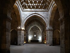 Interior de la madrasa Yakutiye, con bóveda central de muqarnas