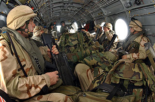 14 decembrie: Pușcașii marini americani dintr-o unitate expeditionară debarcă în Afghanistan dintr-un avion amfibie USS Bataan