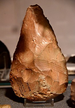 Ročna sekira, najdena na vrhu planote okoli 15 km severozahodno od Nakade, egipčanska kamena doba, Petriejev muzej egipčanske arheologije, London