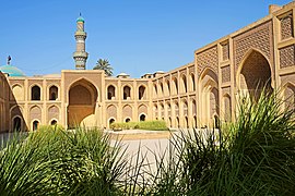 Madrasa al-Mustansiriya (1233), construida por el califa Al-Mustansir, gran amante de la ciencia y la educación, fue uno de los edificios más grandes de su tipo en el Islam, con una planta de 106x48 m.