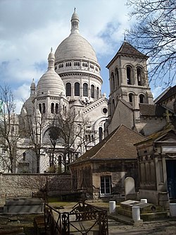 Cimetière du calvaire with in the background the basilique du Sacré-Coeur