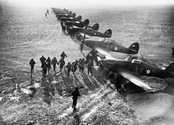 Pilotes de la RAF (No. 87 Squadron, équipé de Hurricane Mk I) en exercice d'alerte à l'aérodrome de Lille–Seclin.