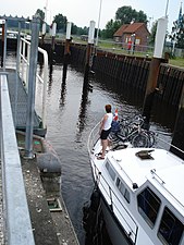 Sluis met boot