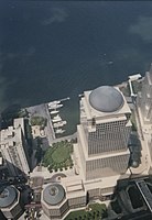 Two World Financial Center en de North Cove Marina in 1992, gezien vanuit South Tower van het World Trade Center