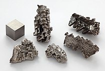 Slika: Bismuth crystals stripped of the oxide layer