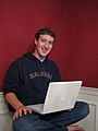 ב-2004 הושקה הרשת החברתית פייסבוק. עד סוף העשור יהיה האתר במקום השביעי בפופולריות שלו ברשת, ויכלול מעל ל-350 מיליון משתמשים פעילים.[46]