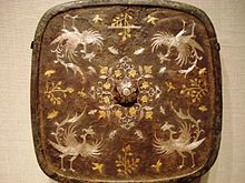 Bronzové čtvercové zrcadlo s motivy fénixů (stříbrní), květin (zlaté a stříbrné) a malých ptáků (zlaté) a motýlů (stříbrné)