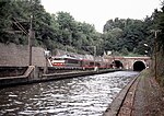 Westlicher Tunnelmund des Kanals mit Bahnstrecke Paris–Strasbourg und Gleis der Treidelbahn