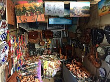 Photo d'une petite boutique vendant des sacs et des objets d'artisanat