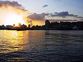 Solnedgang over hamna med store skip