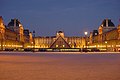 X est la pyramide du Louvre