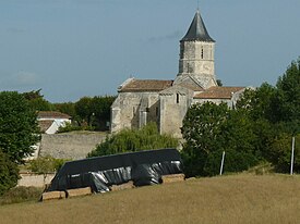 Igreja de St. Martin, com vista para a aldeia
