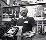 En bibliotekarie framför gamla entrén till Slottsgatan 1988.