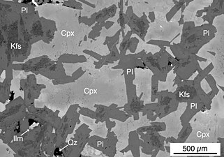 SEM-foto af diabas, domineret af klinopyroxen (Cpx) og plagioklas (Pl)