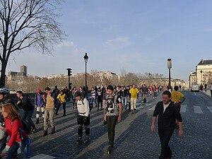 Sur le pont : passage de la promenade dominicale en rollers.