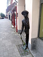 Szombathely: James Joyce szobra a homlokzaton