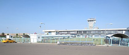 Aéroport de la ville d'Asmara. Au troisième plan, la tour de contrôle aérien.