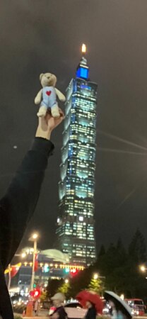 Kai tries to make himself look taller at Taipei 101