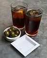 Verres de Vermouth et olives