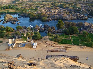 Vue sur le Nil et les dunes de sable depuis Assouan