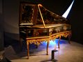 來自法國的雙排鍵盤大鍵琴(Ruckers, Antwerp 1612年製))，現存於巴黎音樂博物館內。