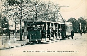 Avant d'être desservie par la RATP, la ville voyait passer les tramways de la ligne Paris - Saint-Germain ou de la CGO pour Paris ou d'autres villes de banlieue, comme ici, ce tramway électrique avec sa remorque ouverte pour Bezons Grand-Cerf.