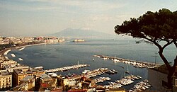 Merghellinahamna i Napoli, Vesuv i det fjerne.
