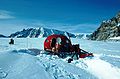 Auf Schlitten montierte Biwakschachtel (sogenannte Apple Hut, aus GFK) in der Heimefrontfjella (Antarktis) (Feb. 2001)