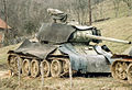 T-34 bosniac protegit per de placas de cauchó en 1996.