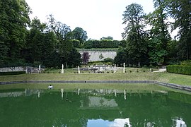 Le bassin du Grand jet de nos jours, avec la grande terrasse dans le fond.